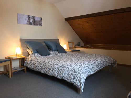 Säng eller sängar i ett rum på Le Chevreuil