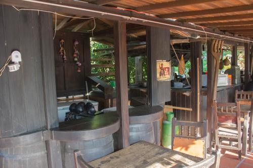 ein Restaurant mit einer Bar mit Fässern und einem Tisch in der Unterkunft Posada El Abuelo in Cúcuta