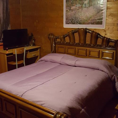 ブリンディジにあるbebvialataのベッドルーム1室(ベッド1台、ノートパソコン付きのデスク付)