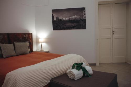 um quarto com uma cama com toalhas em Vico sferracavalli em Lecce