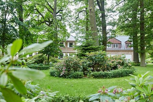 einen Hof mit einem Haus im Hintergrund in der Unterkunft Eichenlodge in Apensen