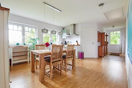 a kitchen and dining room with a table and chairs at Eichenlodge in Apensen