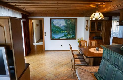 ヒンターシュトダーにあるHaus Steinwaendtのダイニングルーム(テーブル付)