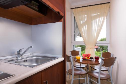 a kitchen with a small table and a window at San Antonio Beach Apartments in Potos
