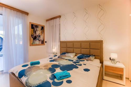 Posteľ alebo postele v izbe v ubytovaní Deluxe new apartments - few steps from the beach - luxury holiday with style - by TRAVELER tourist agency Krk