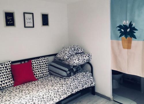 Cette chambre comprend un lit avec des oreillers. dans l'établissement Studio Toulouse Centre Patte d'Oie, à Toulouse