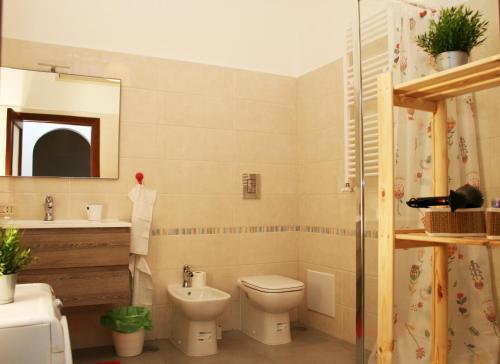 ナポリにあるcasa grecaのバスルーム(トイレ、洗面台付)
