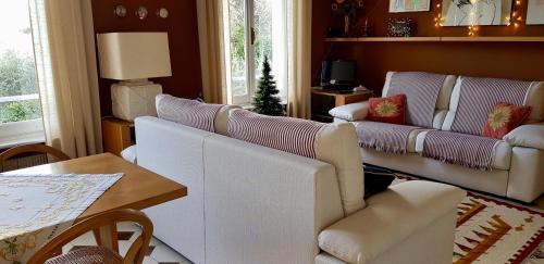 een woonkamer met een bank en een tafel bij Il Terrazzo sul Tigullio in Rapallo