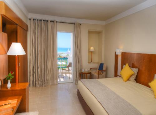 Ένα ή περισσότερα κρεβάτια σε δωμάτιο στο Vincci Helios Beach