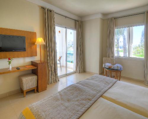 Ένα ή περισσότερα κρεβάτια σε δωμάτιο στο Vincci Helios Beach