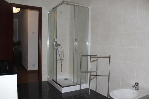 y baño con ducha y lavamanos. en Quinta Chão do Nabal en Belmonte