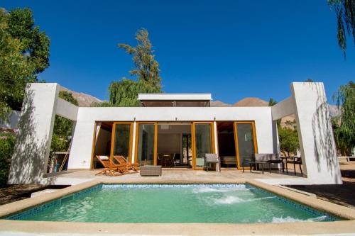 una casa con piscina frente a ella en Aldea del Valle - Elqui Villas, Pisco Elqui, en Pisco Elqui