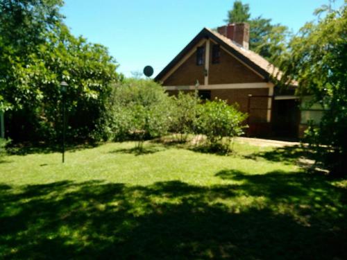 una casa con un patio con césped en Chalet La Morada en Valle Hermoso