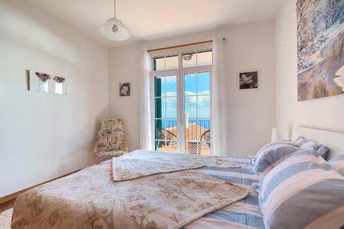 カニコにあるVilla Atalaia by HR Madeiraのベッドルーム1室(ベッド1台付)が備わります。