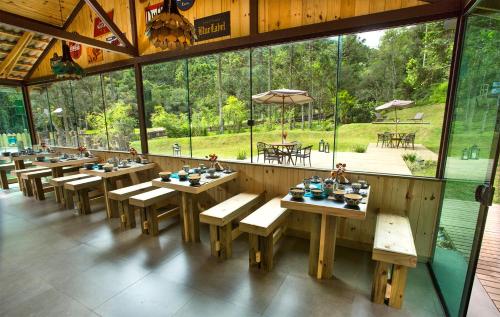 En restaurant eller et andet spisested på Pousada Valle do Avencal 5 Km do Centro