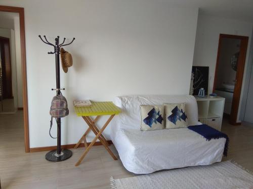 a living room with a white couch and a table at Largo do cruzeiro in Póvoa de Varzim