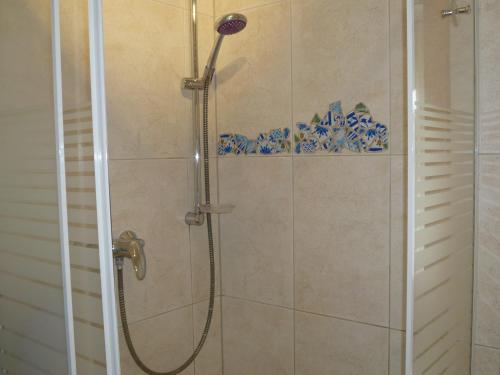 Bilik mandi di Ferienhaus Strandperle