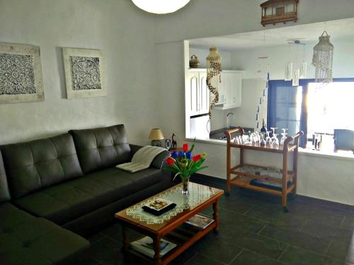 a living room with a couch and a table at Apartamento Faro Sardina in Sardina