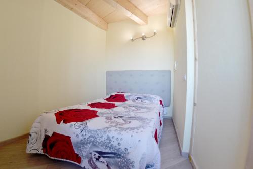 ピオンビーノにあるAttico sul mareのベッドルーム1室(花柄のベッドカバー付)