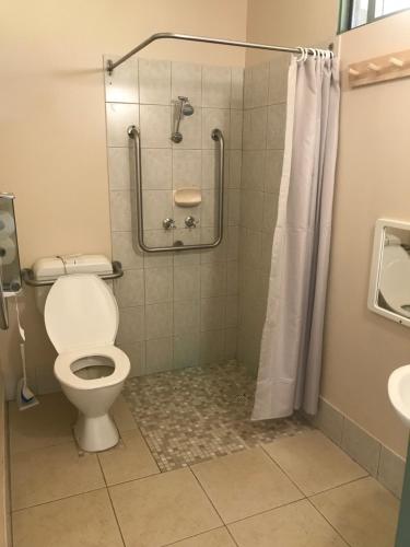 A bathroom at Longwood Retreat