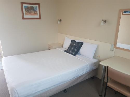 Katil atau katil-katil dalam bilik di Acacia Motel