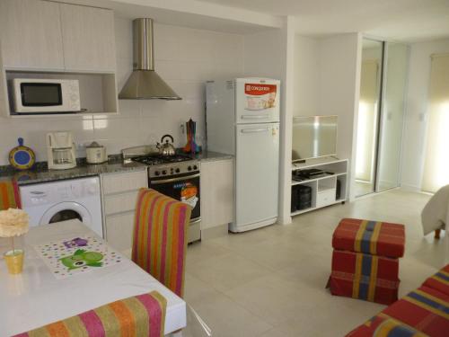 Dapur atau dapur kecil di 1-1/2 AMB c/BALCON SOLEADO en EDIFICIO FRENTE AL MAR