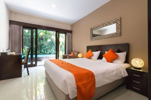 En eller flere senge i et værelse på The Pavilion Hotel Kuta