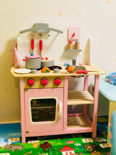 a play kitchen with a pretend stove and a mixer at 吾居吾宿 in Zhixue