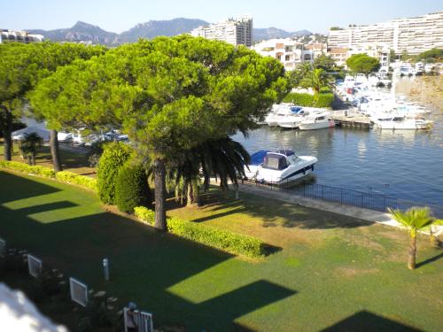a boat is docked at a marina in a harbor at Vacancéole - Résidence Carré Marine in Mandelieu-la-Napoule