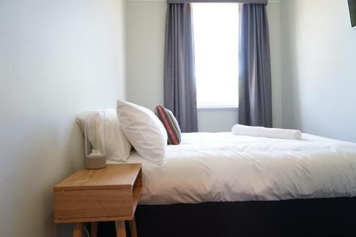 Кровать или кровати в номере Rosehill Hotel