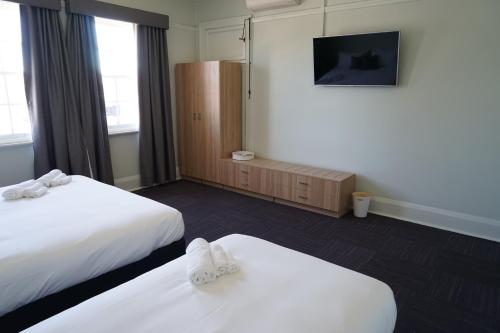 Кровать или кровати в номере Rosehill Hotel