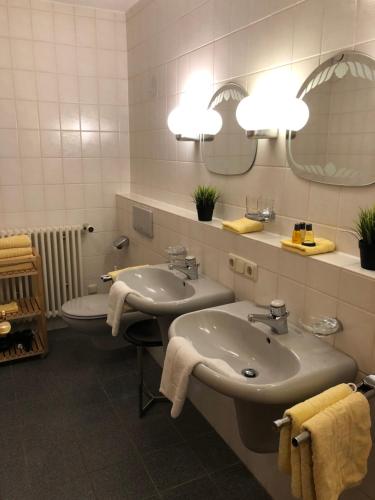 - Baño con 2 lavabos y 2 espejos en Kempfenhof, en Seelbach