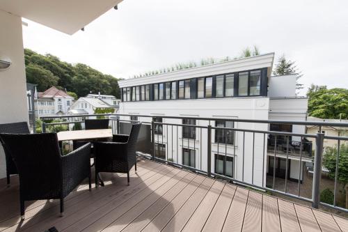 een balkon met een tafel en stoelen en een gebouw bij Villa Louisa - Wohnung 51 in Ostseebad Sellin