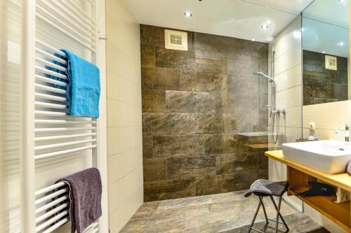 een badkamer met een wastafel en een douche bij Apartment Bachmaier in Bramberg am Wildkogel