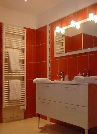 A bathroom at chambres "gard'échoise"