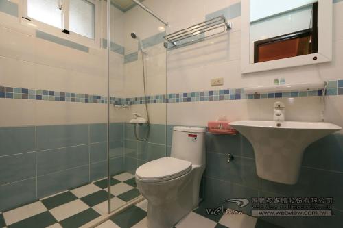 a bathroom with a toilet and a sink at Bear Homestay in Taitung City