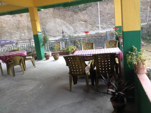Un restaurante u otro lugar para comer en Bishnu Homestay