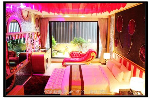 a bedroom with a bed and a large window at Yin Shui Han Motel in Hunei
