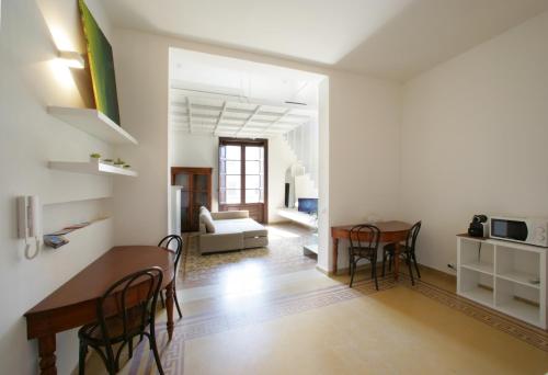 トラーパニにあるScudaniglio Apartmentsのキッチン、リビングルーム(テーブル、椅子付)