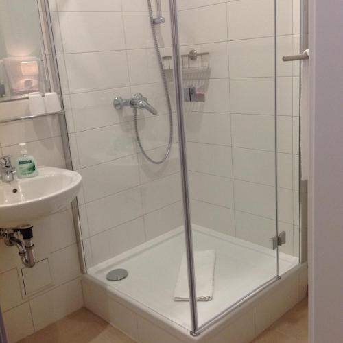una doccia con una porta in vetro accanto a un lavandino di Haus am Karpfenteich a Hahnenklee-Bockswiese