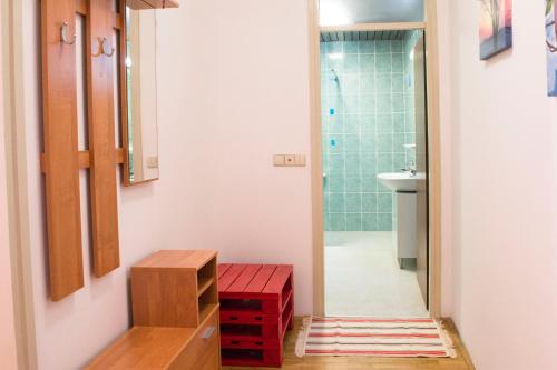 y baño con lavabo, aseo y ducha. en City center apartment en Umag