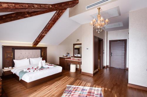 سرير أو أسرّة في غرفة في Sera Lake Resort Hotel Spa & Aparts