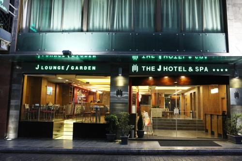 Η πρόσοψη ή η είσοδος του The J Hotel & Spa