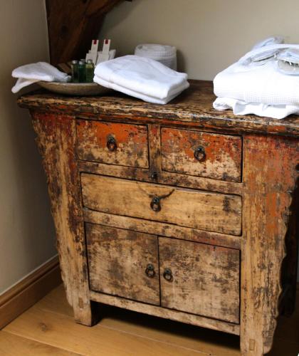 an old rusty dresser with a wooden top with towels on top at B&B Hof te Spieringen in Vollezele