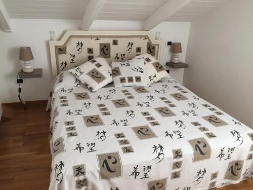 sypialnia z łóżkiem z chińskimi znakami w obiekcie Villa Asia Holiday Home w mieście SantʼAgata sui Due Golfi