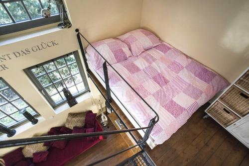 einen Blick über ein Etagenbett in einem winzigen Haus in der Unterkunft Das Trafohaus in Solingen