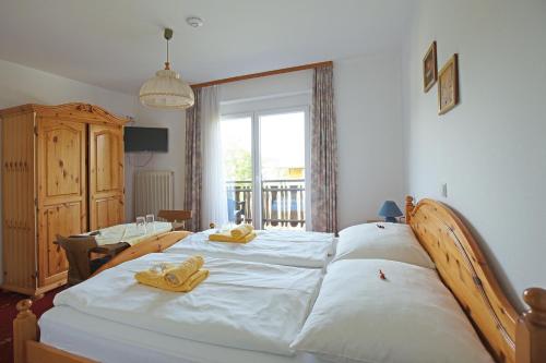 1 dormitorio con 1 cama con toallas en Pension Sonnengrund, en Reifnitz