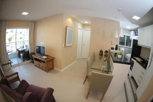 a living room with a kitchen and a dining room at Apart Porto das Dunas in Aquiraz