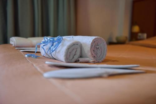 a roll of toilet paper on a table with a knife at Oscar Hotel in Amfilochía