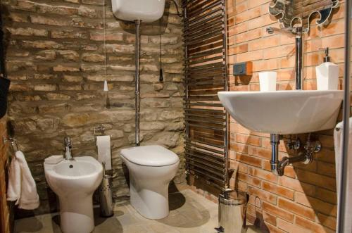a bathroom with a toilet and a sink at Le Voltarelle Bed & Breakfast in Serra San Quirico